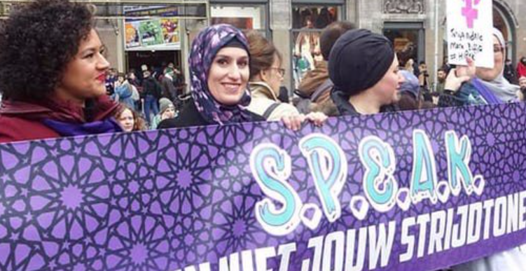 SPEAK vrouwen achter een banner